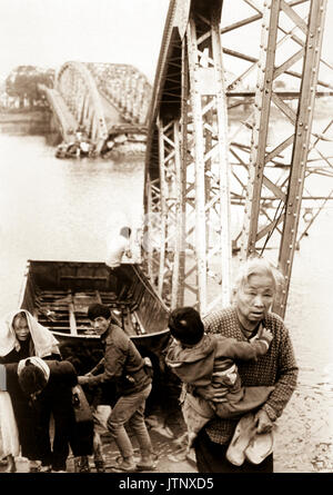 Die alten und die jungen fliehen Tet Offensive Kämpfe in Hue, die Verwaltung der South Shore auf den Perfume River zu erreichen, trotz dieser geblasen Brücke. 1968. (USIA) genaue Datum schossen Unbekannte NARA DATEI #: 306 - MVP -22-9 Krieg & Konflikt Buch Nr.: 406 Stockfoto