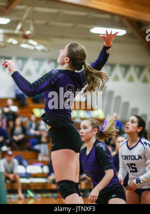 Volleyball Aktion mit Portola vs, Fall River High School in Red Bluff, Kalifornien. Stockfoto