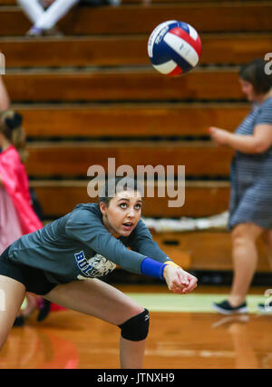 Volleyball Aktion mit Portola vs, Fall River High School in Red Bluff, Kalifornien. Stockfoto