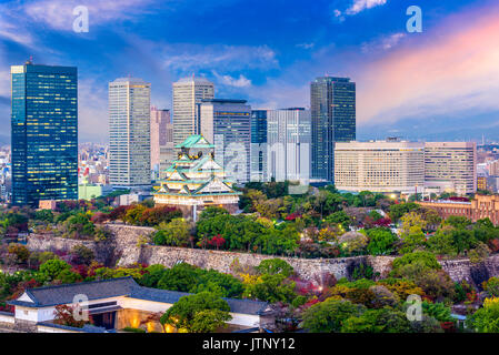 Osaka, Japan, Stadtbild und die Burg. Stockfoto