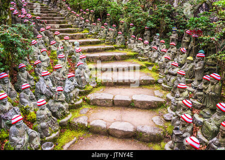 Insel Miyajima, Hiroshima, Japan bei der Buddha ausgekleidet Wege an Daisho Tempelgelände. Stockfoto