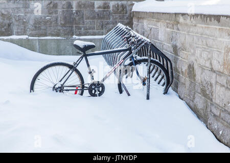 Fahrrad eingefroren in Schnee und Eis für den Winter Stockfoto