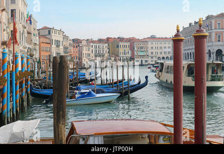 Traditionelle Gondeln in Grand Canal in Venedig Stockfoto