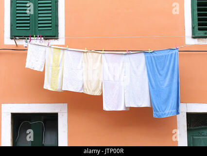 Gewaschen nasse Wäsche trocknen auf einen String außerhalb Schlauch Fassade Stockfoto