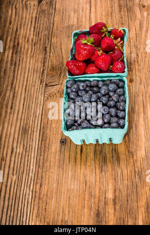 Erdbeeren und Blaubeeren in Körben Stockfoto