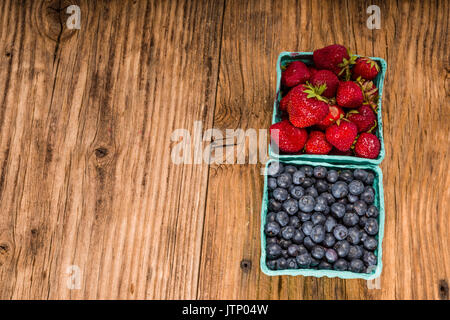 Erdbeeren und Blaubeeren in Körben Stockfoto