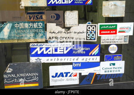 MALEV, JAT, AFRIQIYAH, Cathay Pacific, Royal Jordanian Oman Air und andere Logos von verschiedenen Fluggesellschaften. Reisebüro Fenster Kairo Ägypten Stadtzentrum Stockfoto