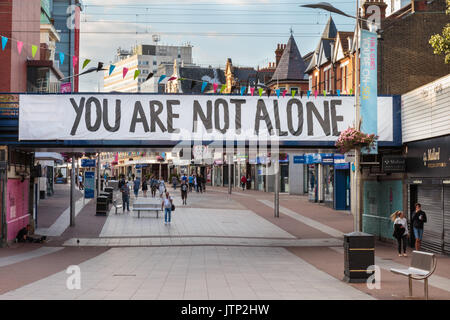 "Sie sind nicht allein", Kunst im öffentlichen Raum auf der Eisenbahnbrücke Southend High Street nach Künstler Scottee LGBTQI zu sensibilisieren, Southend-on-Sea, Großbritannien Stockfoto