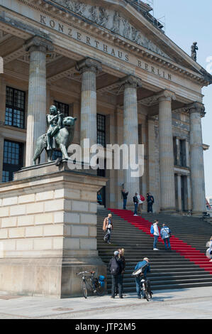 Panther mit Genius der Musik Statue, Konzerthaus Berlin, Gendarmenmarkt, Berlin, Deutschland Stockfoto