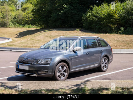 RHD Skoda Octavia Scout 4x4 Kombi mit Crit Air Kategorie 2 gelber Anti-Verschmutzung Windschutzscheibe Aufkleber, geparkt in Französisch Autobahn aire Stockfoto