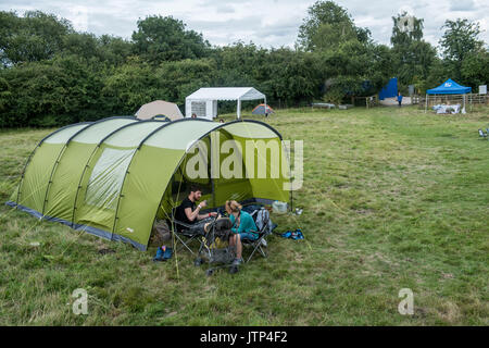 RSPB Fairburn Ings, North Yorkshire UK. 29. Juli. Am Samstag Nachmittag, BBC CBeebies favorit Twirlywoos fallen teilweise in eine Reihe von aufregenden Exploration zu nehmen und treffen die Familien Camping in der Natur Reserve für die rspb Big Wild Sleepout. Aktivitäten erfasst gehören Teich tauchen, Fehler, die Jagd, die Vogelbeobachtung. Die BWS zielt darauf ab, Familien näher an der Natur zu verbinden, indem Sie sie in der Reserve für den 29. - 30. Juli. Die BWS ist in seinem fünften Jahr und sieht tausende Kinder und ihre Familien werfen ihre Zelte und ihre Schlafsäcke, um näher an der Natur Stockfoto