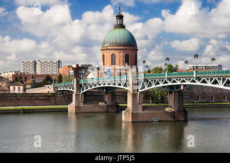 Pont Saint-Pierre und Kuppel von La Grave in Toulouse, Frankreich. Stockfoto
