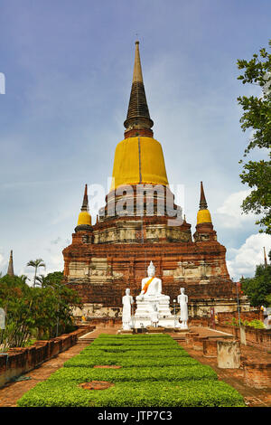 Buddha Statuen und chedi im Wat Yai Chaimongkol Tempel, Ayutthaya, Thailand Stockfoto