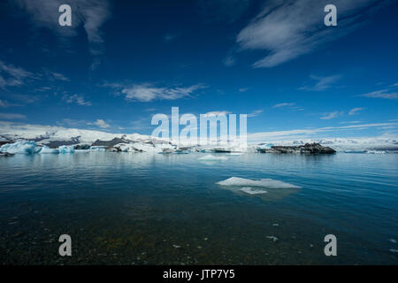 Island - schmelzendes Eis Blöcke auf Glacier Lake Stockfoto