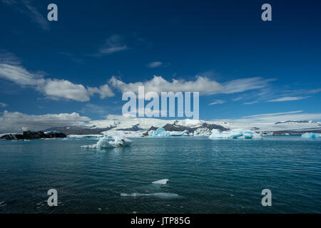 Island - blauen Himmel bei Joekulsarlon Gletschersee Stockfoto