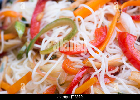 In wok Bunte vegetablesand Reisnudeln selektiven Fokus Nahaufnahme fried Stockfoto