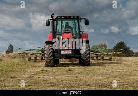 Großbritannien Landwirtschaft - Traktor und Heu rechen an Arbeit August 2017 mit Platz kopieren Stockfoto