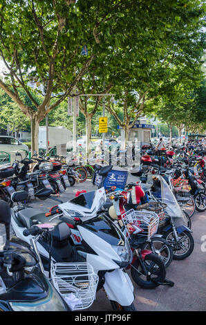Motorroller und Fahrräder sind beliebte Transportmittel in Shaghai und werden oft gesehen auf der Seite geparkt, wenn die Straße oder in Einkaufszentren. Stockfoto