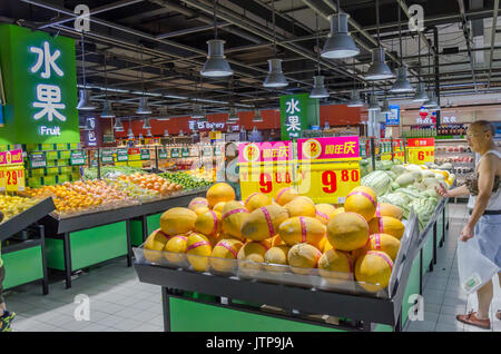 Obst und Gemüse für den Verkauf in einem Supermarkt in Shanghai, China. Stockfoto
