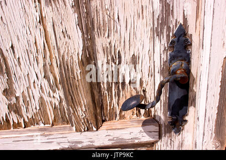 Tür. Alte Klappe und Knopf. Holz und Metall. Stockfoto