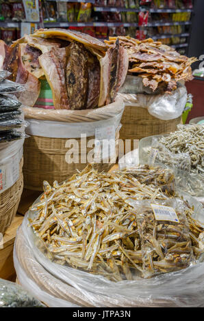 Getrocknete Fische einen getrockneten Tintenfisch zum Verkauf in einem Supermarkt. Stockfoto