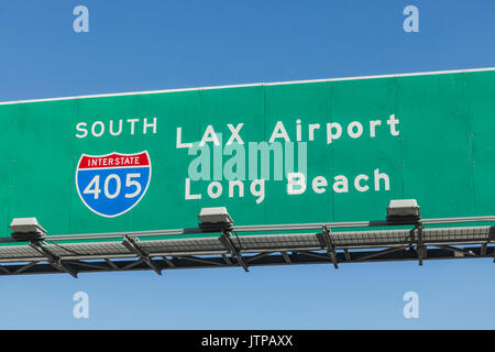 LAX Airport und Long Beach overhead Autobahnzeichen auf der Interstate 405 South in Los Angeles, Kalifornien. Stockfoto