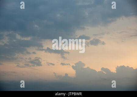 Viele weiße Wolken gegen den blauen Himmel hängenden Stockfoto