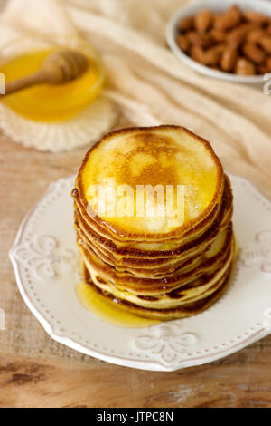 Hausgemachte Pfannkuchen mit Honig und Nüssen, Frühstück. Stockfoto