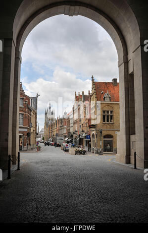 Die ieper Triumphbogen, die menentor, und Mausoleum, ehrt die Vermissten des Ersten Weltkrieges in Flandern, Belgien mit Namen 54,395 Soldaten Stockfoto