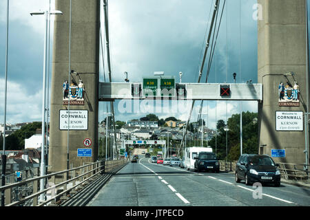 Verkehr auf die Tamar Bridge zwischen Plymouth, Devon und Cornwall, Saltash (mit Vorzeichen) Willkommen in Cornwall, England, Großbritannien. Stockfoto