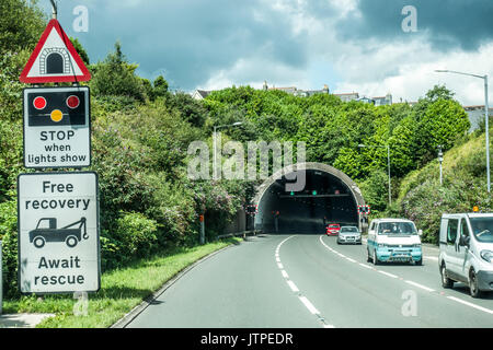 Kostenlose recovery und Warten auf Rettung anmelden, bevor der Verkehr in einen Tunnel. Cornwall, England, Großbritannien. Stockfoto