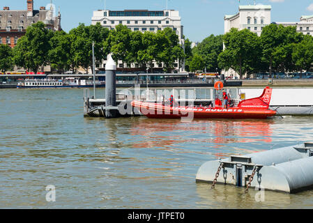 Großbritannien London Westminster Southbank Themse Rakete Ribcraft high speed Power Boat mooring Kapitän Rakete crew touristische Big Bus Pleasure Boat people Stockfoto