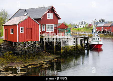 Fischerdorf mit Boote und Holzhäusern auf Stelzen. Nes, Vega Island, Norwegen, Skandinavien Stockfoto