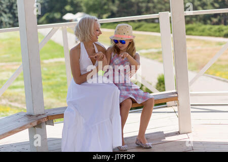 Liebevolle Mutter und Tochter spielen im Sommer Haus. Stockfoto