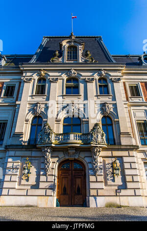 Vor dem Schloss Pszczyna - klassisch - Palast in Polen. Stockfoto