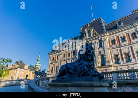 Statue eines Löwen vor dem Pszczyna Schloss - Palast im klassischen Stil. Pszczyna, Polen. Stockfoto