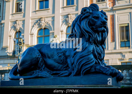 Statue eines Löwen vor dem Pszczyna Schloss - Palast im klassischen Stil. Pszczyna, Polen. Stockfoto