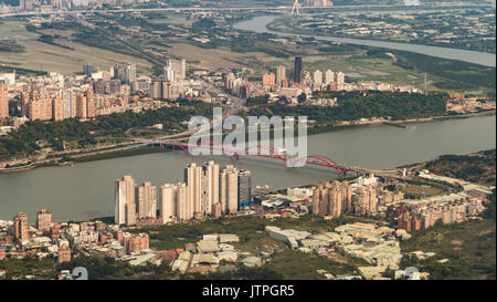 Landschaft des Tamsui-Flusses mit berühmten Guandu Brücke weit weg in Tamsui, New Taipei City, Taiwan Stockfoto