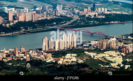 Landschaft des Tamsui-Flusses mit berühmten Guandu Brücke weit weg in Tamsui, New Taipei City, Taiwan Stockfoto