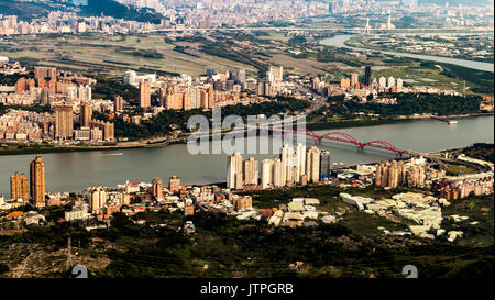 Landschaft des Tamsui-Flusses mit berühmten Guandu Brücke weit weg in Tamsui, New Taipei City, Taiwan Stockfoto