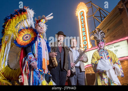 Stand Gruppe von verschiedenen folk Interpreten vor kreative Allianz in Baltimore, Maryland. Stockfoto