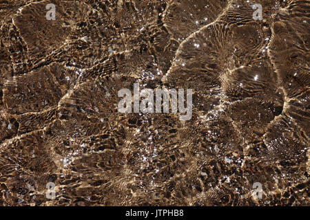 Natürliche Wasser Hintergrund. Stream glänzen in der Sonne am Sommer, der Tag. Blick von oben. Stockfoto