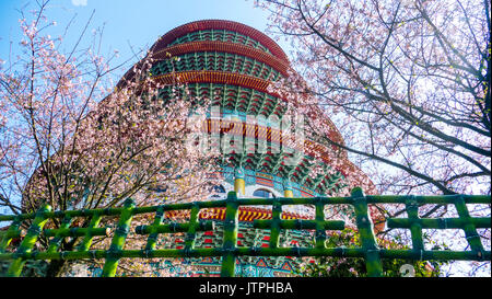 Tien-Yuan Tempel mit Kirschblüten in New Taipei City, Taiwan Stockfoto