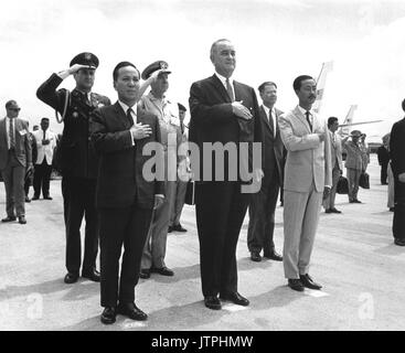 Vorsitzender Nguyen Van Thieu, Präsident Lyndon B. Johnson und Premierminister Nguyen Cau Ky begrüssen Sie während der Wiedergabe des US-amerikanischen und vietnamesischen Nationalhymnen bei der begruessung am Internationalen Flughafen Guam, Agana, 20. März 1967. (USIA) NARA DATEI #: 306-SSM-8 K-2 Krieg und Konflikt Buch Nr.: 388 Stockfoto