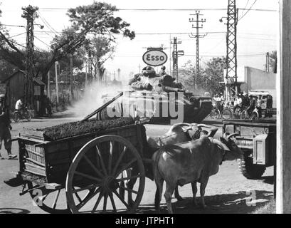 Tank von 1 Mrd. Euro., 69., 25. Inf. Div., bewegt sich durch Saigon kurz nach von LST im Saigon Harbour, 12. März 1966 aussteigen. SP/5 Park, USA. (USIA) NARA DATEI #: 306 - MVP -25-1 Krieg & Konflikt Buch Nr.: 419 Stockfoto