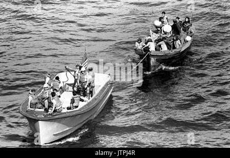 Ein Leben, das Boot von der USS BLUE RIDGE schleppt (LCC 19) ein vietnamesisches Fischerboot zu den amphibischen Kommando Schiff. 35 vietnamesische refugeees wurden gerettet 350 Meilen nördlich von Cam Ranh Bay, Vietnam, nachdem wir vorher acht Tage auf See. Stockfoto