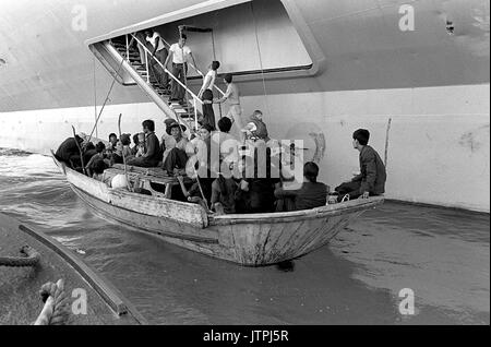 Vietnamesische Flüchtlinge vorbereiten, an Bord der USS BLUE RIDGE (LCC-19) kommen. Die Flüchtlinge wurden gerettet durch den amphibischen Kommando Schiff 350 Meilen nordöstlich von Cam Ranh Bay, Vietnam, nach acht Tage auf See in einem 35-Fuß-Boot. Stockfoto