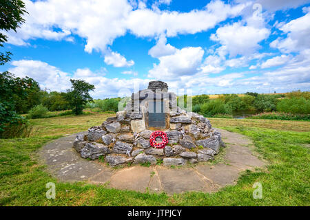 Poppleton Kriegerdenkmal für die in den beiden Weltkriegen WWI WW1 WW2 WWII Weltkrieg Zweiten Weltkrieg gefallen, Nether Poppleton, in der Nähe von York, Vereinigtes Königreich. Stockfoto