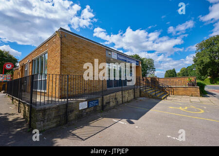 Die Außenfassade des Poppleton Community Library, in der Nähe von York, North Yorkshire, UK; einen behinderten Parkplatz an der Vorderseite sichtbar ist. Stockfoto