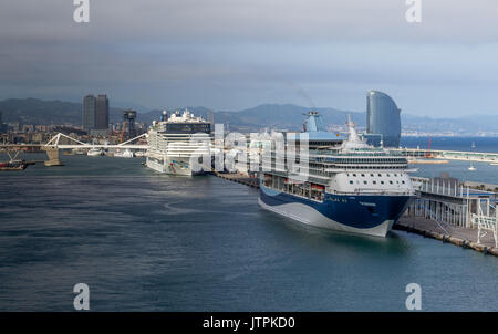 Hafen von Barcelona, Spanien - Docking Kreuzfahrtschiffe: TUI Discovery (vorne), Thomson Cruises & Norwegian Epic (hinter), Norwegian Cruise Line - 07. Mai, Stockfoto